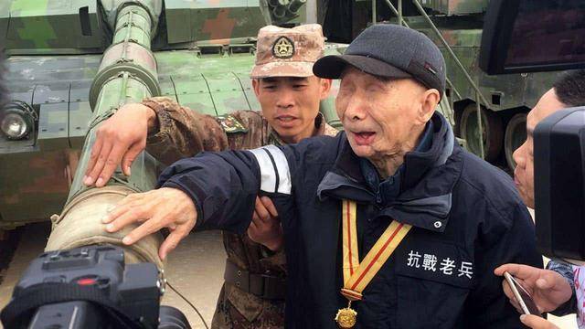 原創94歲失明老人，因收藏日軍大印暴露身份，為何軍區開6輛坦克相迎