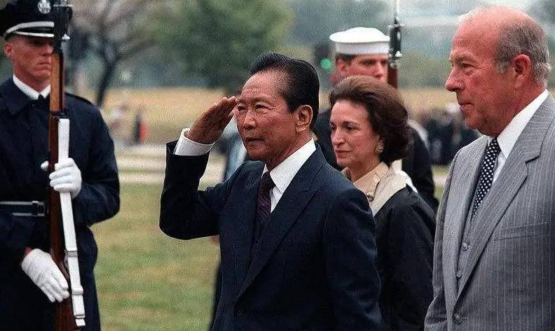 原創全球最貪總統！家中數噸黃金29架私人飛機4500畝房產，拖垮國家經濟