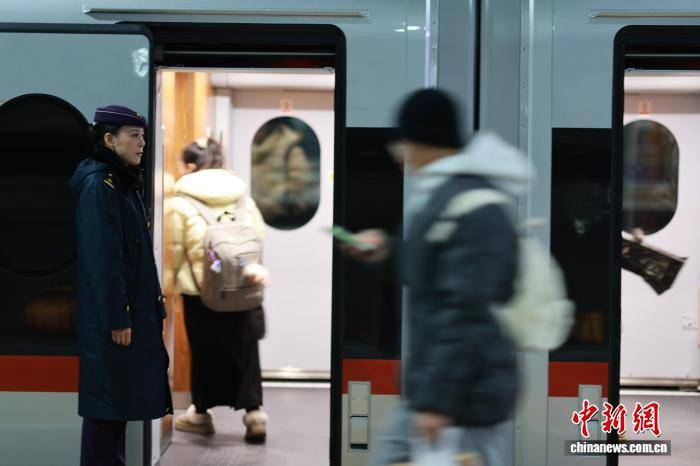 沈鐵：女車長助力大學生返鄉