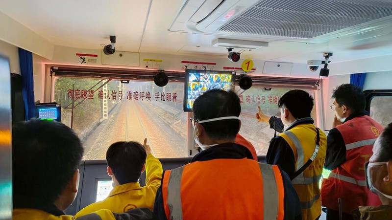 新春走基層丨鋼軌“美容師”守護春運平安路