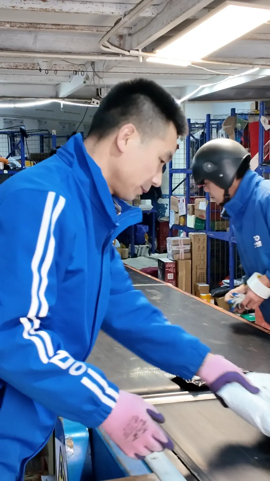 快遞小哥一包40斤起步：載著千里之外團圓的盼頭