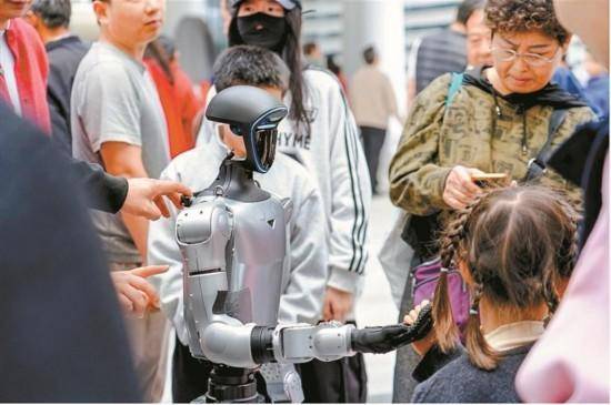 機器人空降深圳灣區之眼 科技年味拉滿