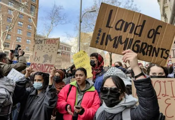 假扮警察強闖哥大！ICE抓女留學生，紐約市長找特朗普撈人