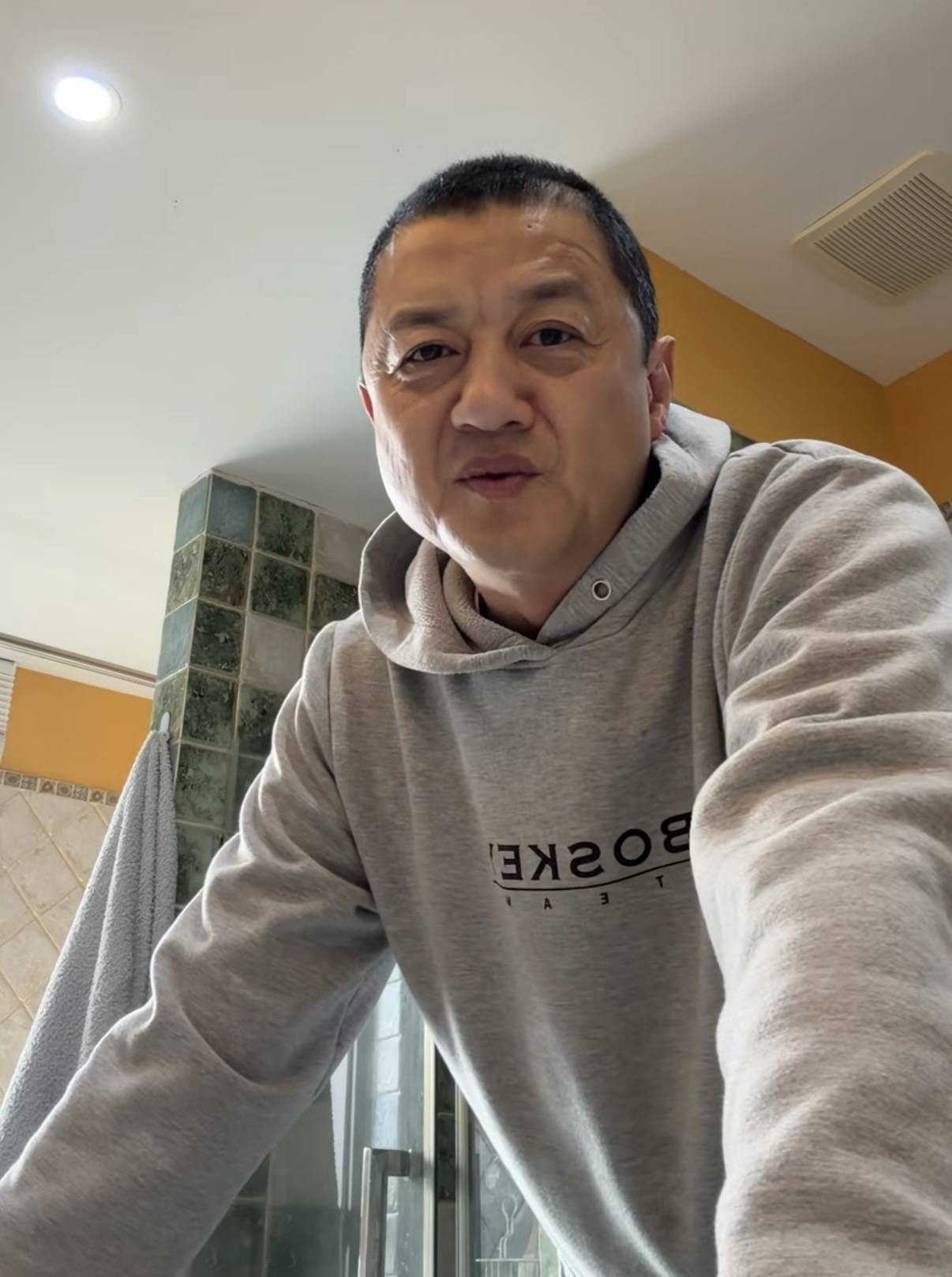 原創李亞鵬母子北京過元宵節，住100平小房傢俱很老氣，裝修像30年前