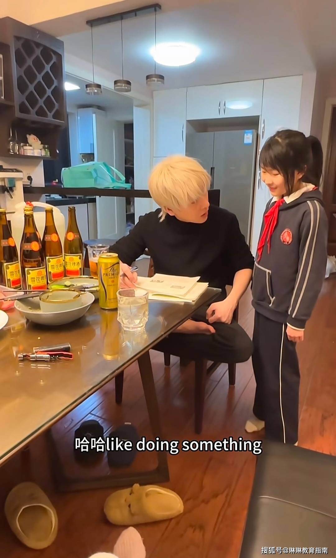 原創“女兒看到黃毛，聞到一股爹味”，上海小學生家庭走紅，爹媽形象顛覆認知