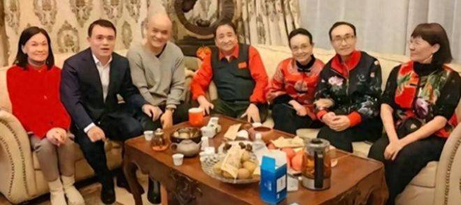 原創移民美國、聖誕節唱紅歌？75歲頻繁赴美的姜昆，私生活謠言太離譜