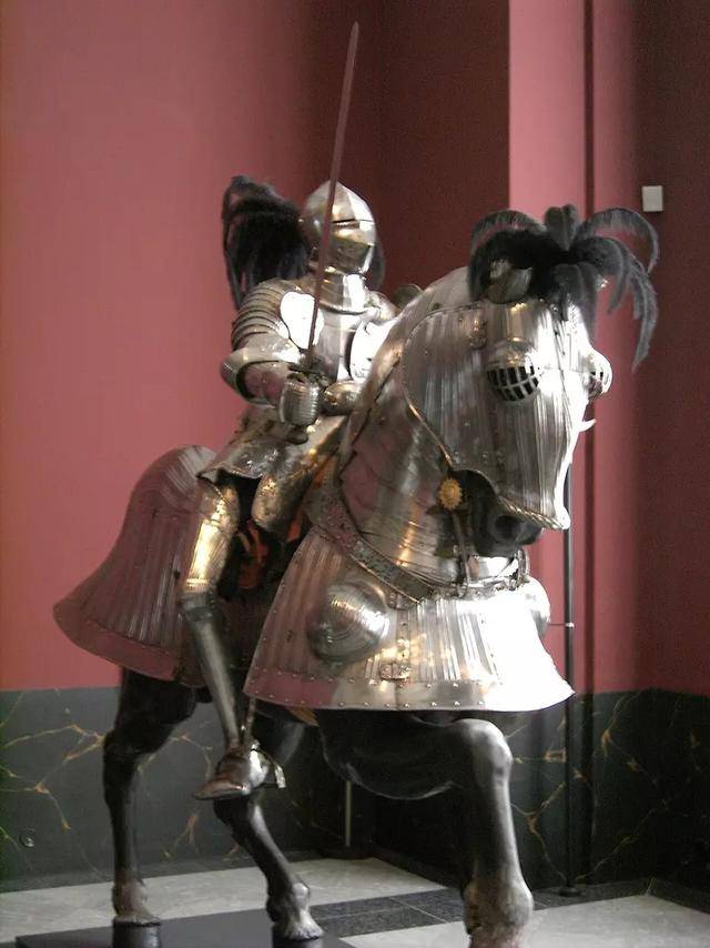 原創賣肉？網友質疑動漫女騎士穿“開檔”鎧甲？但中世紀鎧甲就是這樣