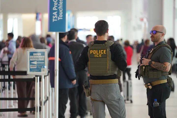 美暴力移民執法引眾怒，想“亡羊補牢”了
