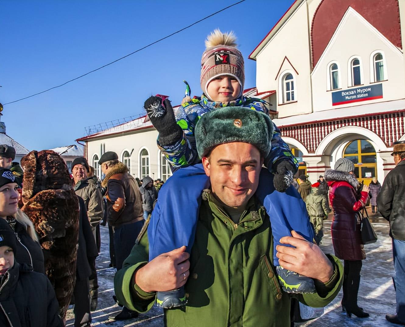 原創不留緩衝！普京簽署新法：移民子女滿 18 歲，30 天內必須離境！