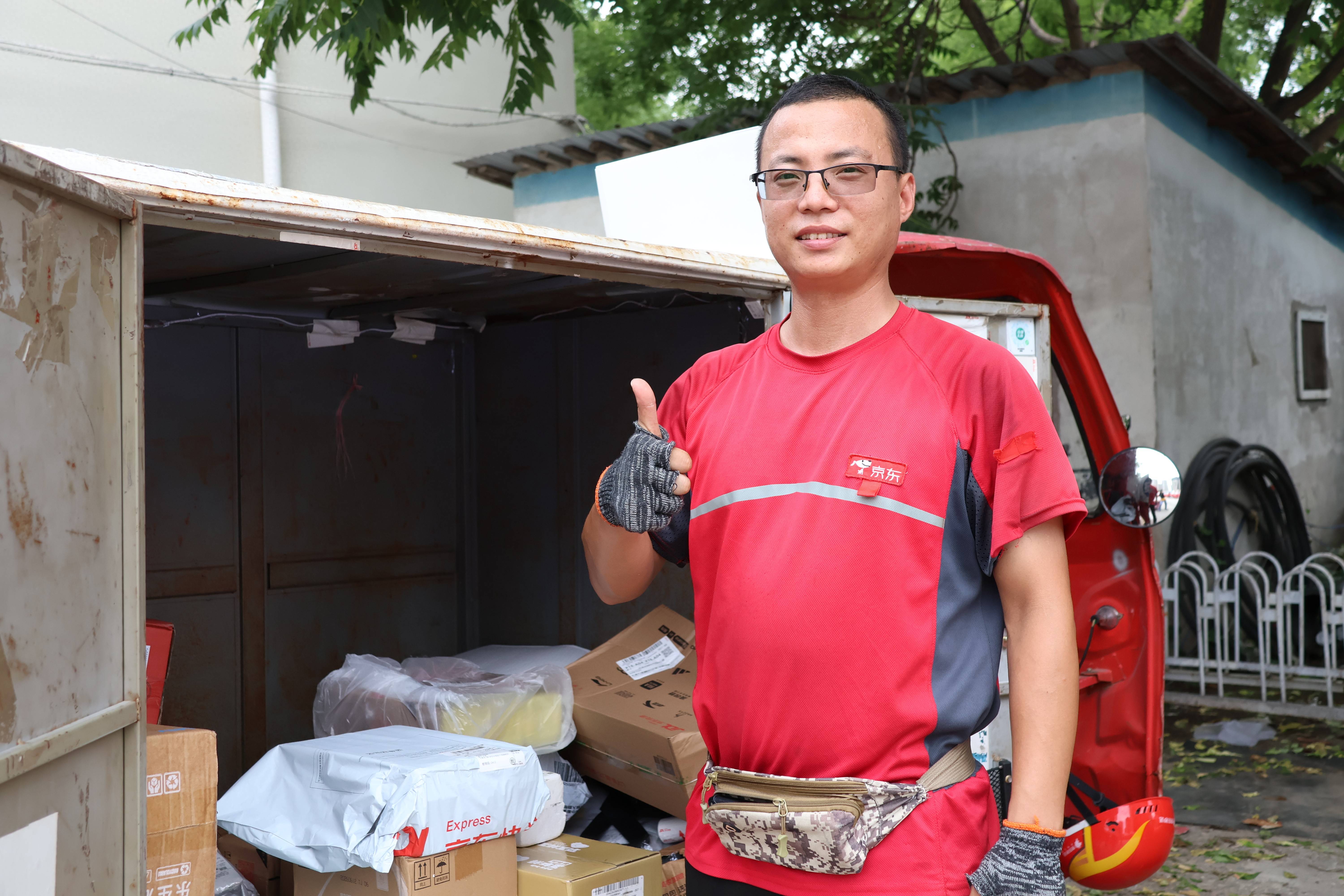 小哥8年負責同一小區快遞收送，成了居民眼中的“自家人”