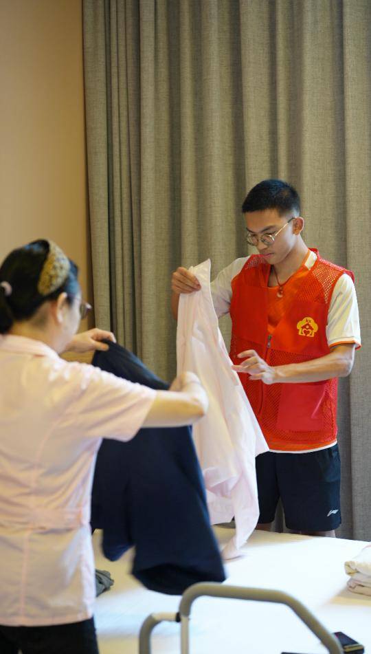 體育專業大學生暑假當男護工，帶老人做操畫畫端飯做清潔