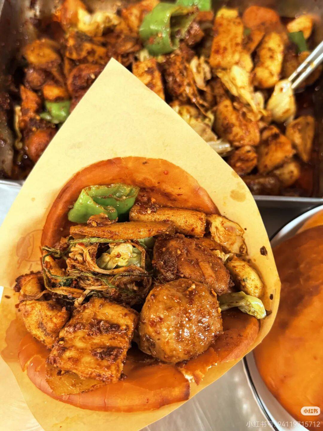 甘肅燒烤夾餅走紅北京，這一口“攢勁”美食怎麼吃？