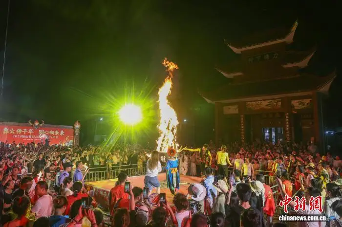 江西新余移民村寨篝火起 各族同胞同慶火把節