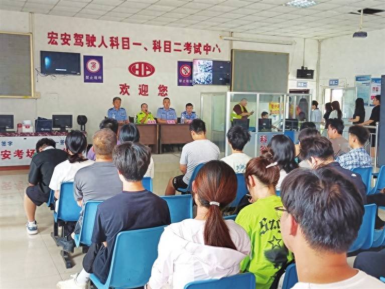 民警走進駕校 宣講交通安全