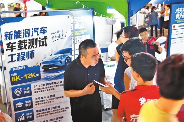 招聘夜市 煙火氣裡聚人才（鏡頭裡的河南）