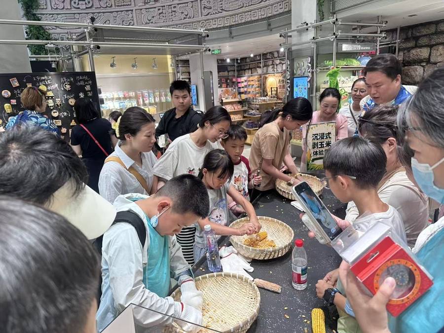 動漫月多場活動舉行，“世界樹之巔”快閃店滿月，文商旅體展跨界擦出火花