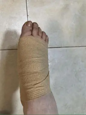 地板上血跡斑斑，還有我爬行時留下的兩道長長的血痕