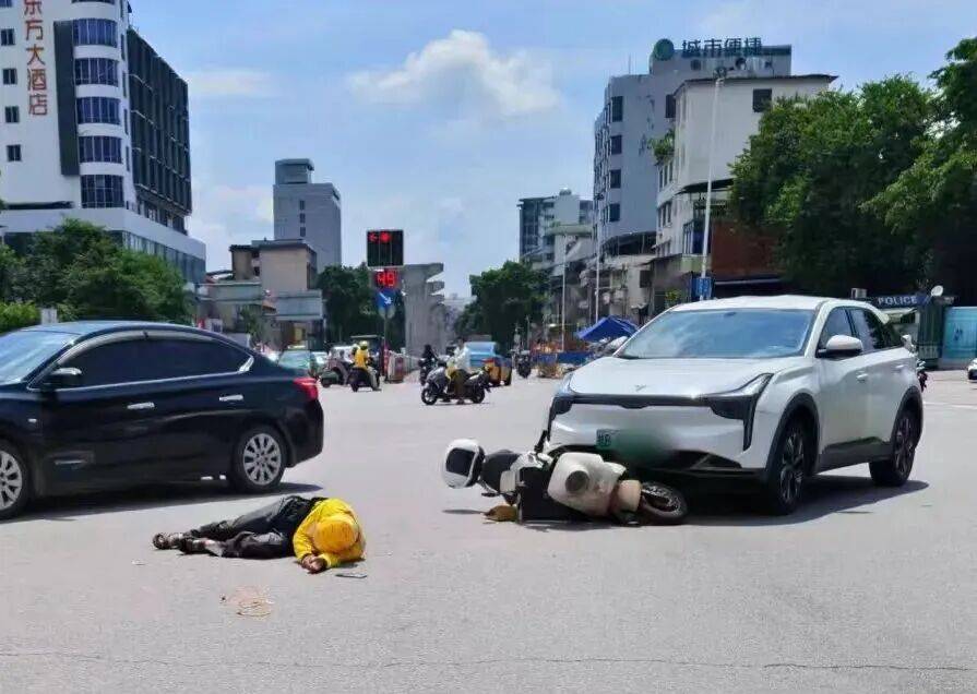 廣西 | 注意安全！一外賣小哥闖紅燈穿入車流，結果被汽車撞飛受傷！