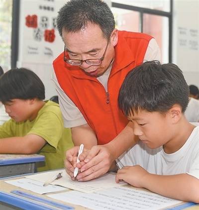 硬筆書法涵養更多村裡娃（守望）