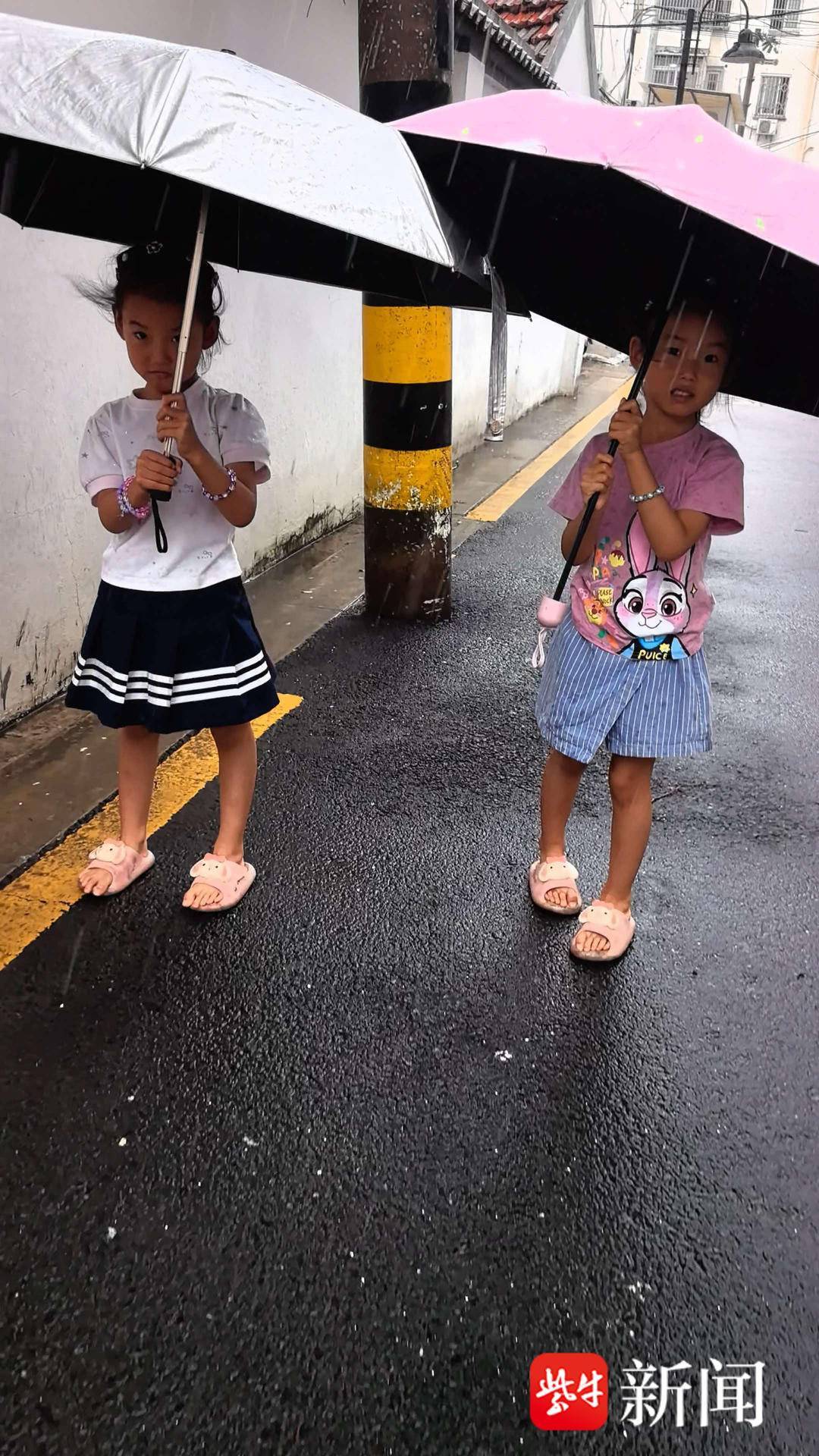“雨下大了，先回去！”蘇州6歲雙胞胎冒雨出門拿快遞被“勸退”