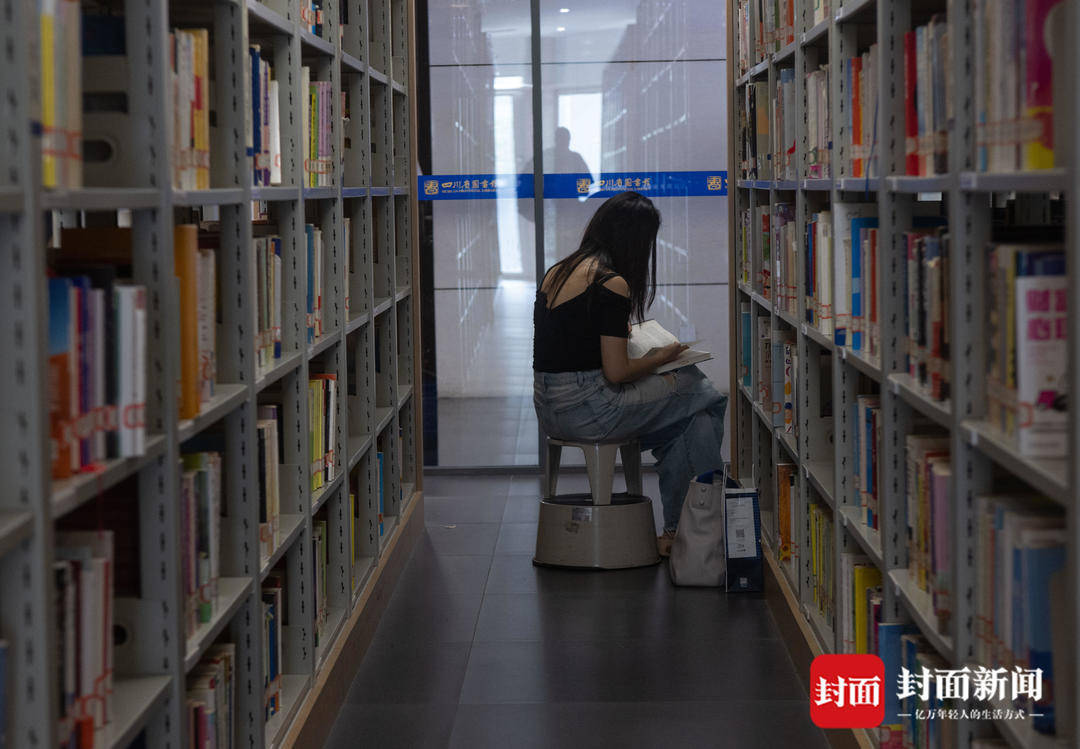 “充電”避暑做早操 圖書館裡一座難求|