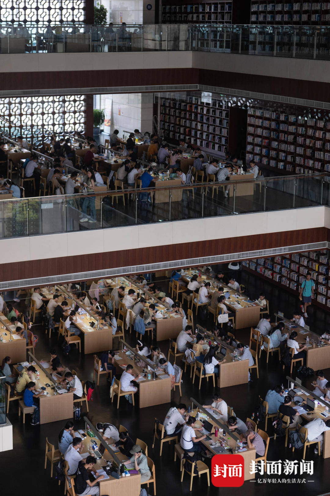 “充電”避暑做早操 圖書館裡一座難求|