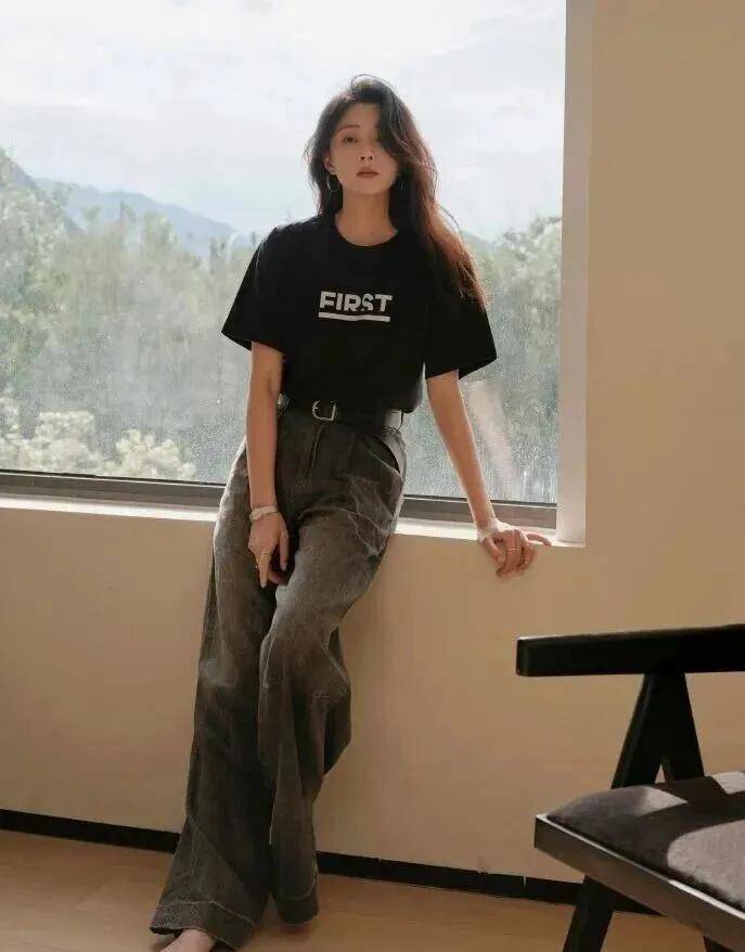 殷桃把成熟女性的舒展感穿進骨子裡，隨性素雅又自然！