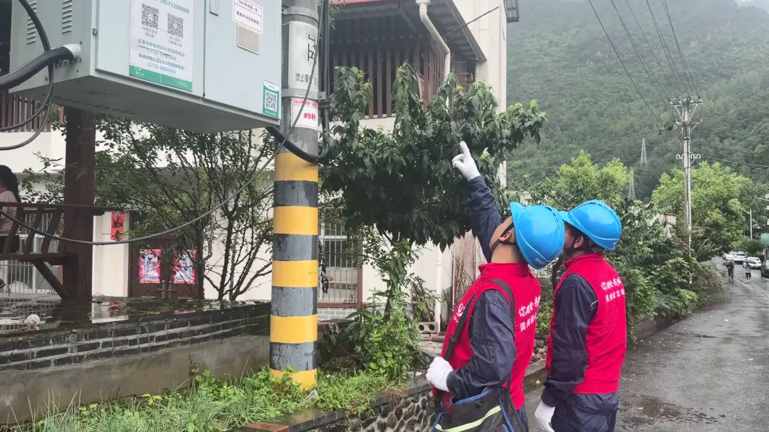 逆行不懼風雨，點亮萬家燈火！保康供電快速處置線路故障