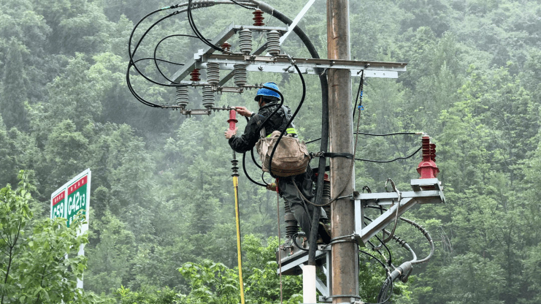 逆行不懼風雨，點亮萬家燈火！保康供電快速處置線路故障