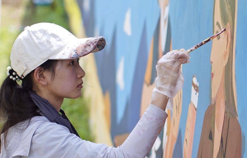 這個暑假，21名大學生在平谷“手搓”394米牆繪