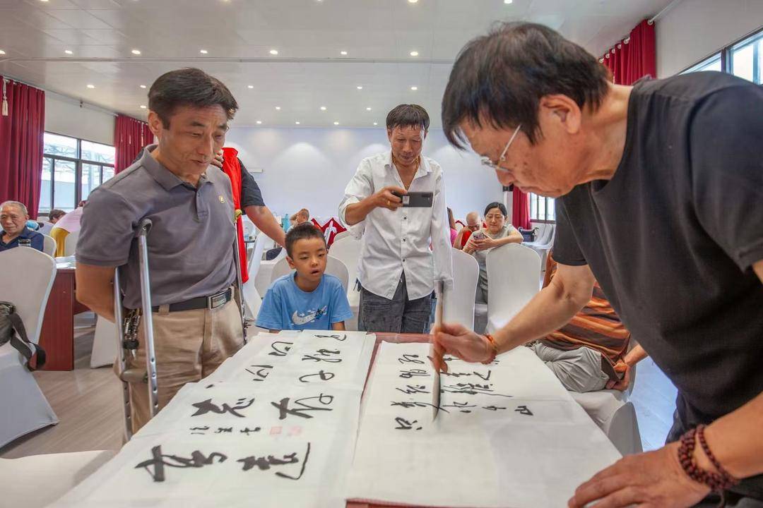 坐輪椅探展館、聽京劇賞書法！南京40餘位殘友過了個“有聲有色”的節日